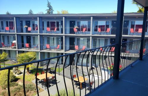 Regional District of Nanaimo Hotel | Port-O-Call Inn