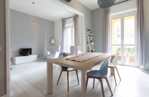 Porta Tenaglia Apartment | Porta Volta Bright and Roomy Flat