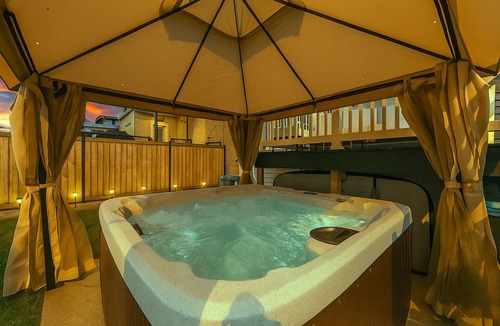 Chicago House | Portage Park, Jacuzzi, Movie Theater, Game Room, Gym, Arcade, Backyard, King Ste