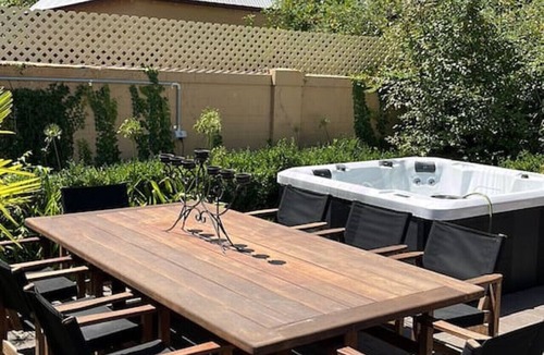 Albury House | Porters Cottage Oasis | Hot Tub Pet Friendly Walk to Dean Street