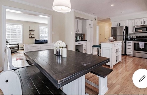 North Deering House | Posh 3 Bedroom house w/hot tub & pool table