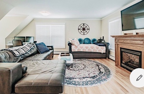North Deering House | Posh 3 Bedroom house w/hot tub & pool table