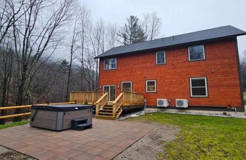 Pittsfield House | Powder Run - Modern 3BR Basecamp with Hot Tub, AC, EV Charger & Flat Parking