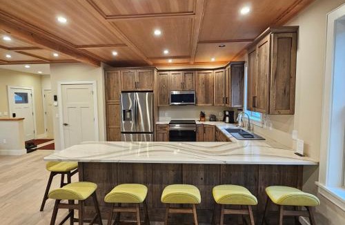 Pittsfield House | Powder Run - Modern 3BR Basecamp with Hot Tub, AC, EV Charger & Flat Parking