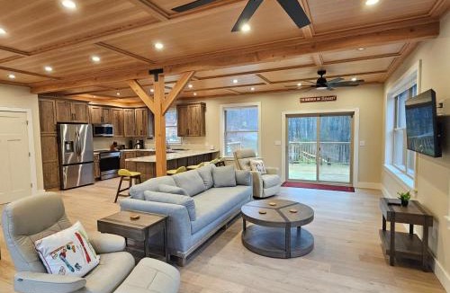 Pittsfield House | Powder Run - Modern 3BR Basecamp with Hot Tub, AC, EV Charger & Flat Parking