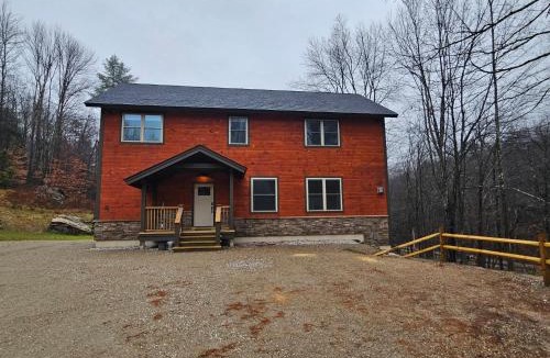 Pittsfield House | Powder Run - Modern 3BR Basecamp with Hot Tub, AC, EV Charger & Flat Parking