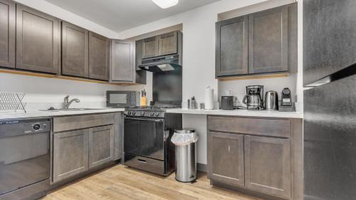 Downtown Harrisburg Apartment | PP 1801 Modern Corporate 2br, pool, Gym