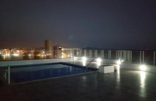 Maracana Apartment | Prédio com piscina na cobertura frente ao mar,apartamento para até 6 pessoas e 3 crianças até 8 anos, churrasqueira na sacada, Wi-Fi grátis, rede de proteção, NÃO oferecemos roupas de cama e banho, 1 vaga de garagem, na Praia Grande-Vila Mirim