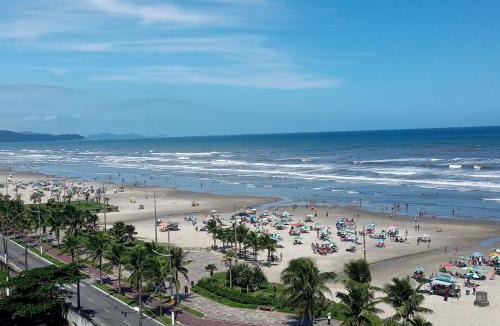 Maracana Apartment | Prédio com piscina na cobertura frente ao mar,apartamento para até 6 pessoas e 3 crianças até 8 anos, churrasqueira na sacada, Wi-Fi grátis, rede de proteção, NÃO oferecemos roupas de cama e banho, 1 vaga de garagem, na Praia Grande-Vila Mirim