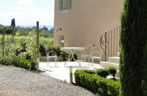 Saint-Hippolyte-le-Graveyron Apartment | Provencal gîte at the foot of the Dentelles de Montmirail