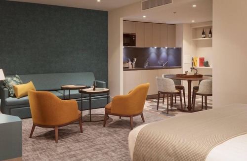 Heathrow Villages Apartment | Practical 1 Bedroom Suite close to London Heathrow | Perfect for Business Travellers + Free Wi-Fi