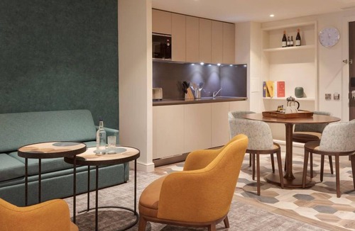 Heathrow Villages Apartment | Practical 1 Bedroom Suite close to London Heathrow | Perfect for Business Travellers + Free Wi-Fi