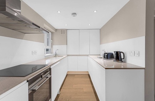 Churchill Apartment | Practical 2-Bed Flat with Outdoor Space