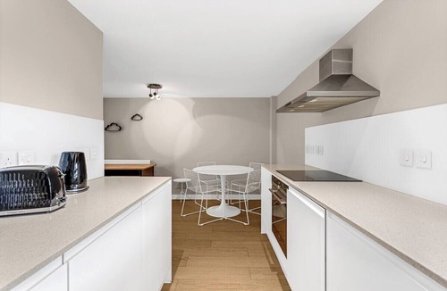 Churchill Apartment | Practical 2-Bed Flat with Outdoor Space