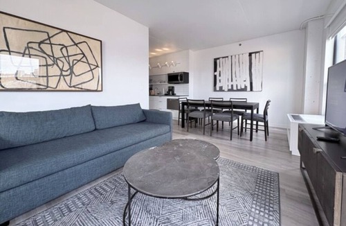 Hunters Point Apartment | Practical 2 Bedroom Unit w/Kitchen Near Manhattan – Midtown Just 1 Stop