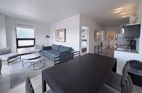 Hunters Point Apartment | Practical 2 Bedroom Unit w/Kitchen Near Manhattan – Midtown Just 1 Stop