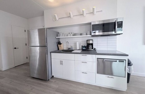 Hunters Point Apartment | Practical 2 Bedroom Unit w/Kitchen Near Manhattan – Midtown Just 1 Stop