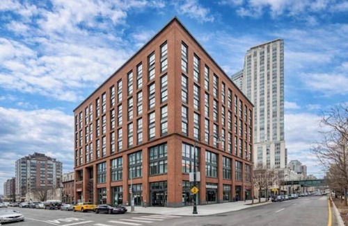 Hunters Point Apartment | Practical 2 Bedroom Unit w/Kitchen Near Manhattan – Midtown Just 1 Stop