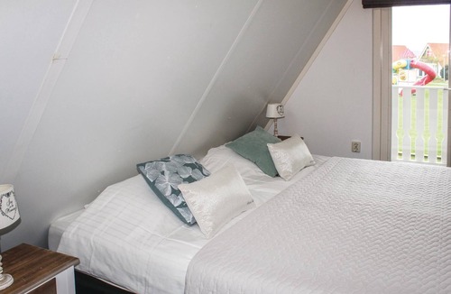 Den Oever House | Practically furnished vacation home located on the edge of a vacation park near the Ijsselmeer (3 km