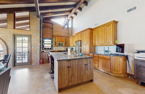 Central Scottsdale House | Practice Putts & Lounge Poolside! Scottsdale Home