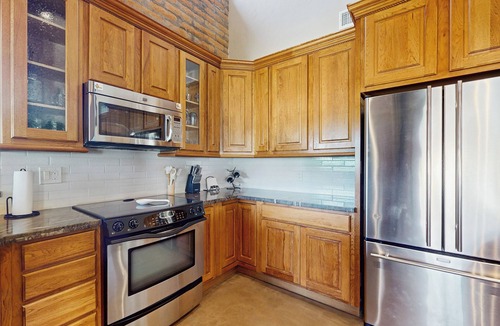 Central Scottsdale House | Practice Putts & Lounge Poolside! Scottsdale Home