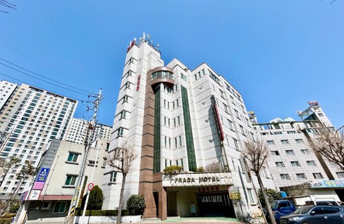 Somun Hotel | Prada motel