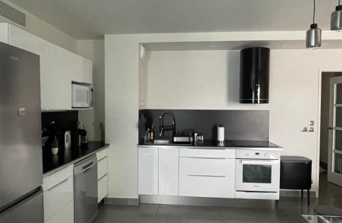 La Plage Apartment | PRADO PLAGE DAVID - STADE VELODROME - PARC CHANOT - Luxury apartment by the Sea - Enjoy premium comfort with access to international TV channels from all over the world