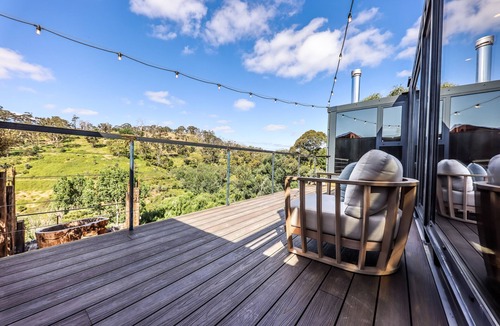 Hepburn Cottage | Precariously perched villa on edge of ravine