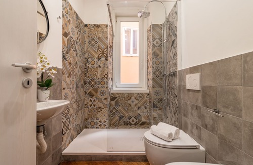 Trieste Old Town Apartment | Pregiata camera con bagno privato - Blu di Persia
