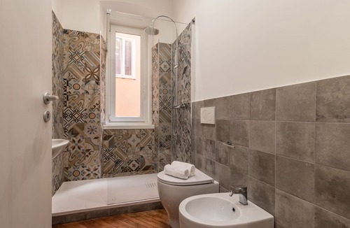 Trieste Old Town Apartment | Pregiata camera con bagno privato - Blu di Persia