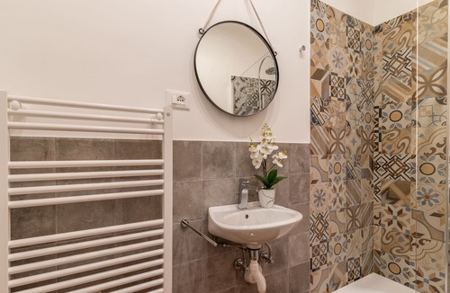 Trieste Old Town Apartment | Pregiata camera con bagno privato - Blu di Persia