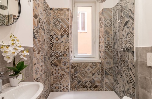 Trieste Old Town Apartment | Pregiata camera con bagno privato - Blu di Persia