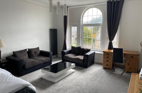Uphall Apartment | Premier Apartment C
