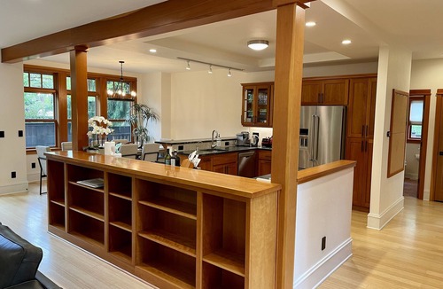 Amazon House | Premier Eugene Craftsman + Private Wellness Yard, Hot Tub, Sauna and Walk to UO