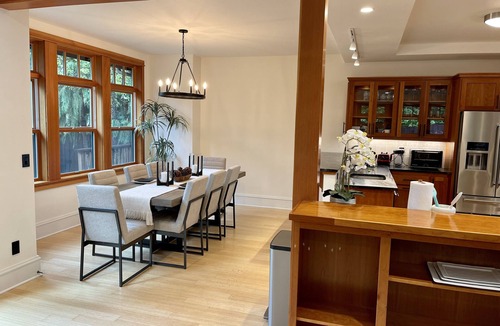 Amazon House | Premier Eugene Craftsman + Private Wellness Yard, Hot Tub, Sauna and Walk to UO