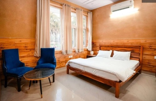 Gurugram House | Premier farm nestled within a verdant landscape.