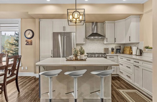 Canmore House | Premier Host I 2650 sqft Canmore Mtn View I 2 Private Parking I 4 Bdrm I 2 King