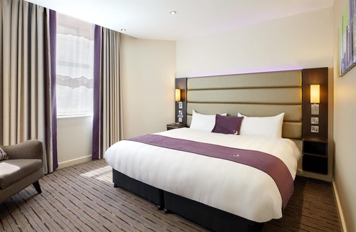 Brockworth Hotel | Premier Inn Gloucester Business Park