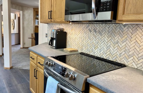 Harlow House | Premier Neighborhood - Sleeps 10 - King Beds - .37 miles to Autzen - walk to UO