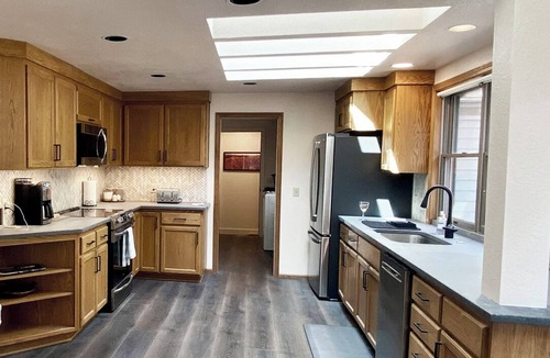 Harlow House | Premier Neighborhood - Sleeps 10 - King Beds - .37 miles to Autzen - walk to UO