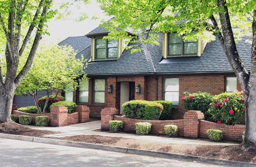 Harlow House | Premier Neighborhood - Sleeps 10 - King Beds - .37 miles to Autzen - walk to UO