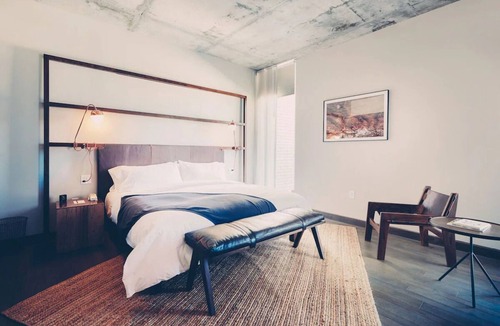South River City Hotel | Premier Poolside Suite on South Congress Avenue