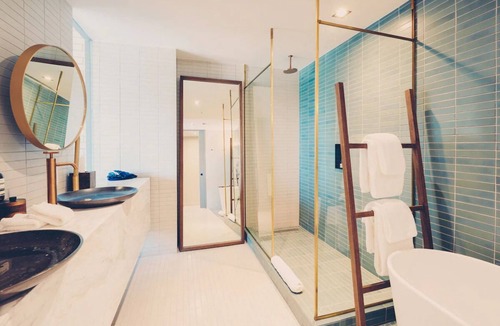 South River City Hotel | Premier Poolside Suite on South Congress Avenue