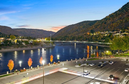 Trail Apartment | Premier Riverside Double King Room - Suite with Kitchen