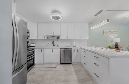 Caloosahatchee Condo | Premier Waterfront Cape Coral Escape-Refreshing Pool & Sunset Views