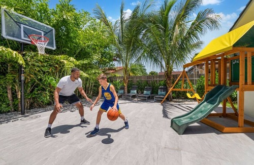 University Park House | Premium 5BR Experience w/BBQ/Court/Games & Fun