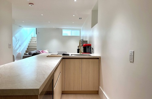 Sunnyside House | Premium Bright Designer Retreat w/Private Deck | High Park