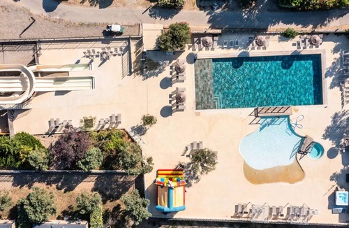 Aups House | Premium Cotignac Mobile Home with Private Jacuzzi - 33 m² - 3 bedrooms - Dishwasher + TV + A/C - Sleeps 6