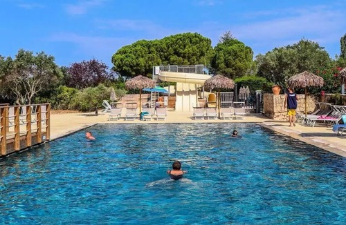 Aups House | Premium Cotignac Mobile Home with Private Jacuzzi - 33 m² - 3 bedrooms - Dishwasher + TV + A/C - Sleeps 6