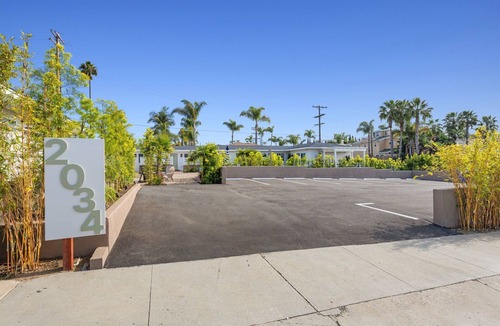South Oceanside House | Premium Deluxe King Studio + Patio - South Oceanside Bunalow 10